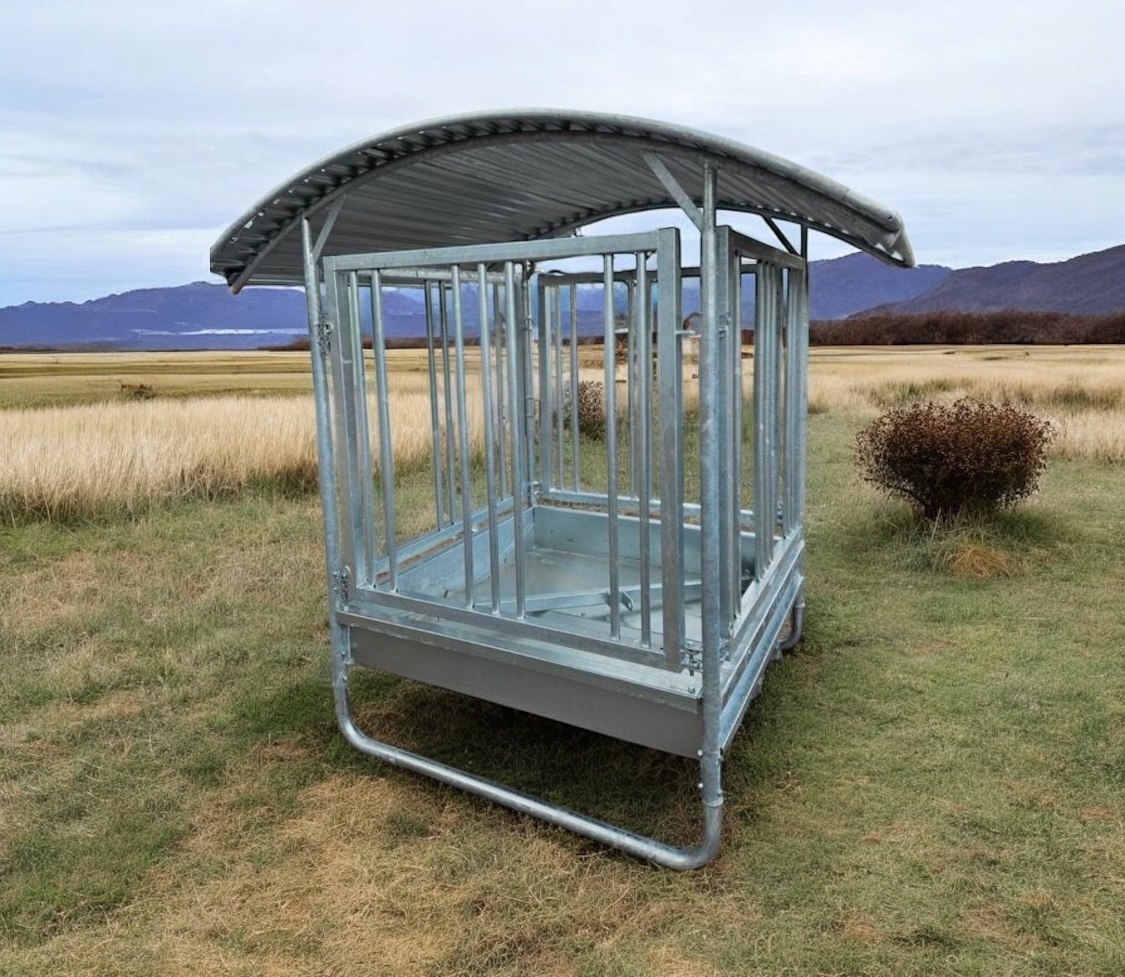 Viereckraufe 1,5x1,5m , Futterraufe mit Dach und Sicherheitsfressgitter